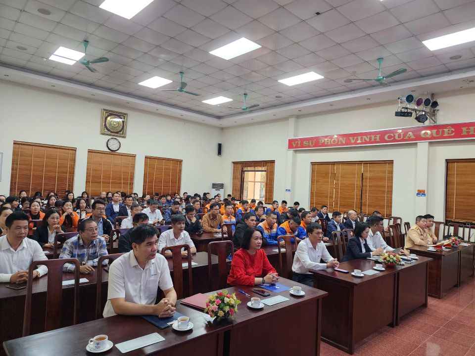 Bồi dưỡng kiến thức pháp luật về an toàn giao thông và an toàn vệ sinh lao động